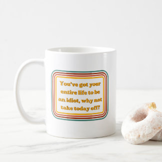 Caneca de café com citação sarcástica e retrô engr