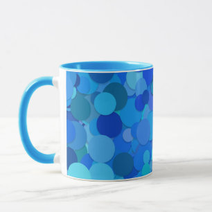 caneca de café com confetes de ponto azul