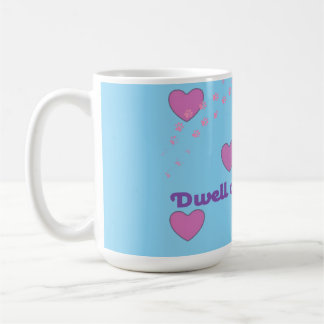 caneca de café com corações alegres e impressões d
