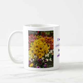 Caneca de café com desenho de flores