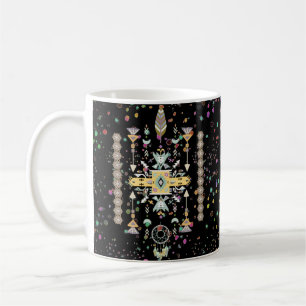 Caneca de café com desenho tribal amarelo e verde