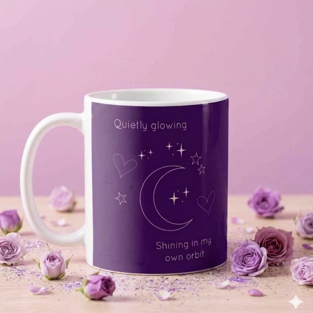 Caneca de Café com Design Celestial Personalizado (Purple coffee mug with line art crescent moon, stars, hearts and customizable texts.)