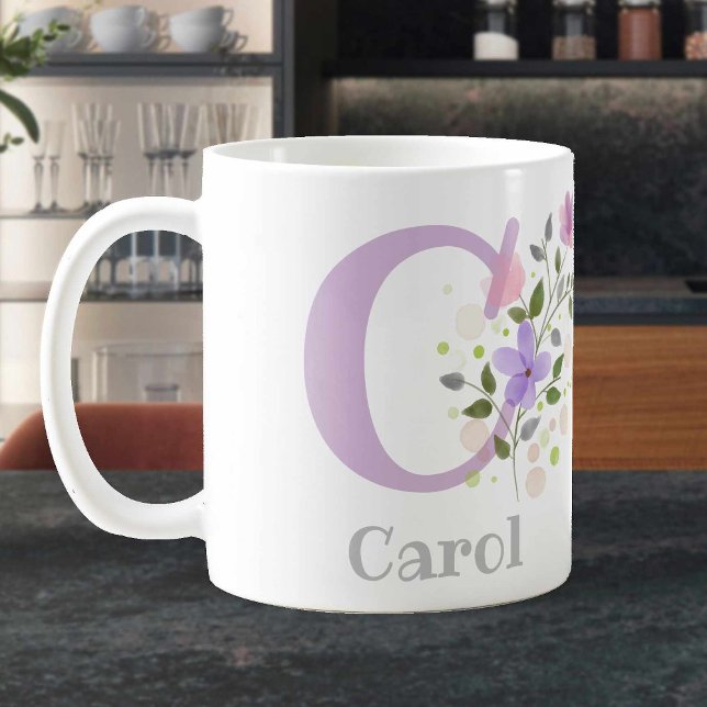 Caneca de café com design floral com nome e inicia (Criador carregado)