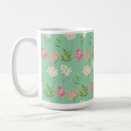 caneca de café com design floral em fundo verde