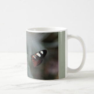 caneca de café com duas borboletas