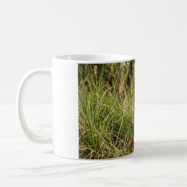 Caneca de Café com Filhote de Tigre Sentado na Gra (Esquerda)