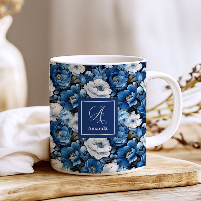 Caneca de Café com Flores Azuis Modernas Personali (Modern Blue Flowers Personalized Floral Coffee Mug)