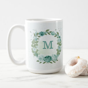 caneca de café com flores azuis românticas e folha