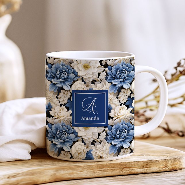 Caneca de Café com Flores Brancas Azuis Premium No (Premium Blue White Flowers Custom Name Coffee Mug)
