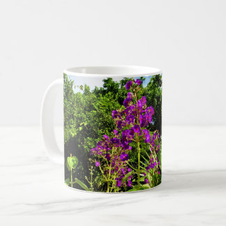 Caneca de café com flores roxas