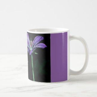 caneca de café com flores roxas