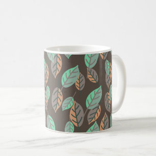 caneca de café com folhas da floresta