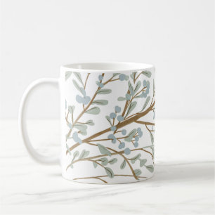 caneca de café com folhas e galhos de árvores