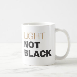 caneca de café com fonte helvetica