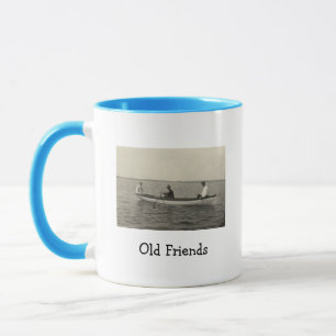Caneca de café com foto antiga de amigos navegando