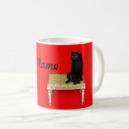 Caneca de café com gato preto no banquinho