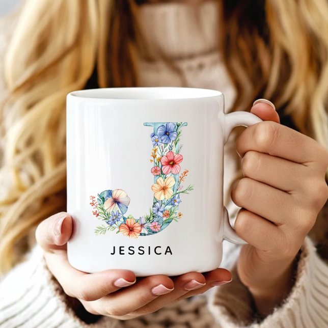 Caneca de Café com Inicial de Arranjo de Flores Pe (Custom Monogram Name Mug for Mom or Bridesmaids, Custom Floral Alphabet Mug for Teacher or Nurse)