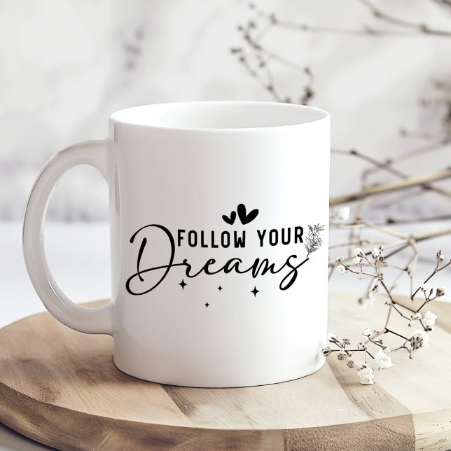 Caneca de Café com Letra Floral Siga Seus Sonhos (Follow Your Dreams Floral Script Coffee Mug on a kitchen table with tiny dry flowers)