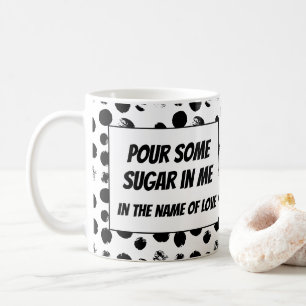 Caneca de café com letras engraçadas de Pour some 