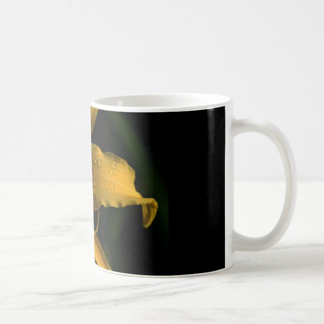 caneca de café com lírio amarelo (Direita)