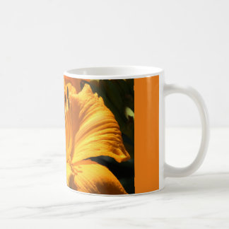caneca de café com lírio amarelo