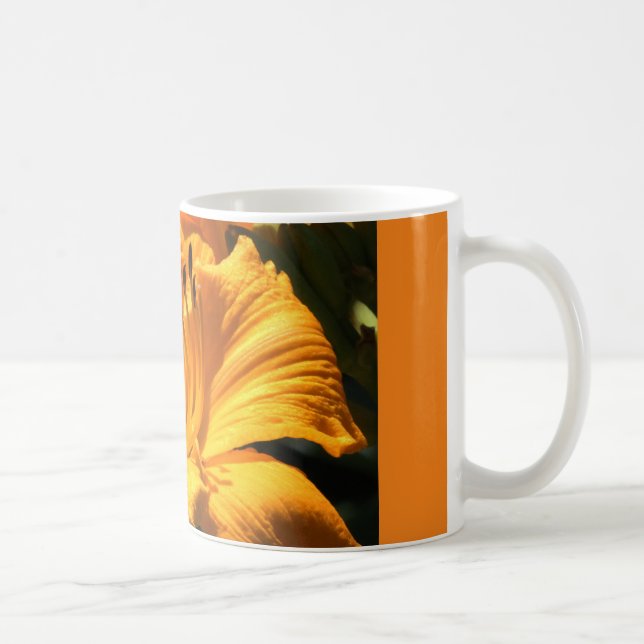caneca de café com lírio amarelo (Direita)