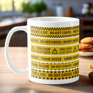 Caneca de café com listras amarelas de cena de cri