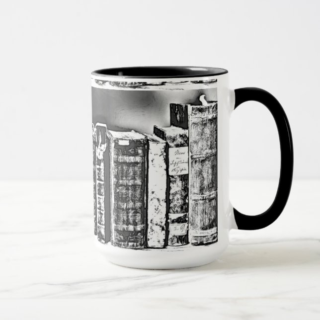 Caneca de Café com Livros Antigos na Prateleira (Direita)