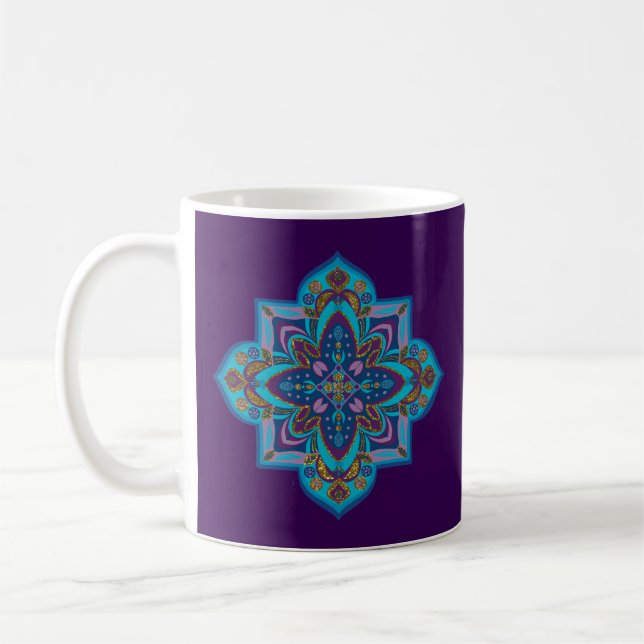 Caneca de café com mandala azul, fundo roxo (Esquerda)