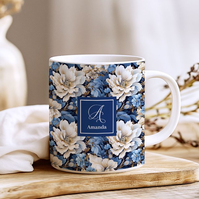 Caneca de Café com Nome Personalizado Flores Branc (Classic Blue White Flowers Custom Name Coffee Mug)