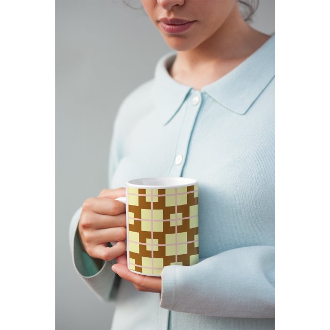 Caneca de café com padrão xadrez marrom e creme |  (Criador carregado)