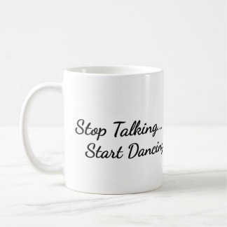Caneca de café com "Pare de falar, comece a dançar