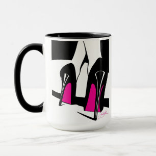 caneca de café com salto alto