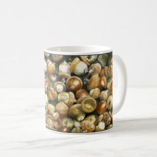 Caneca de café com um campo de bolotas caídas
