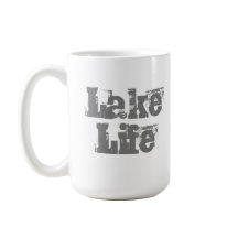 caneca de café com vida no lago