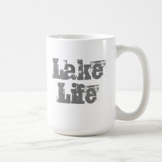 caneca de café com vida no lago