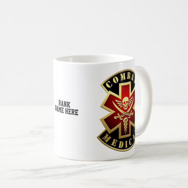 Caneca De Café Combate ao crânio e espadas médicas (Frente Esquerda)