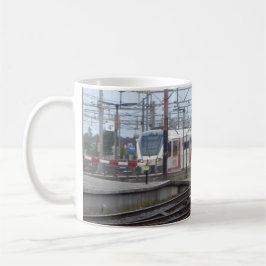Caneca De Café Comboios de passageiros que chegam na estação,