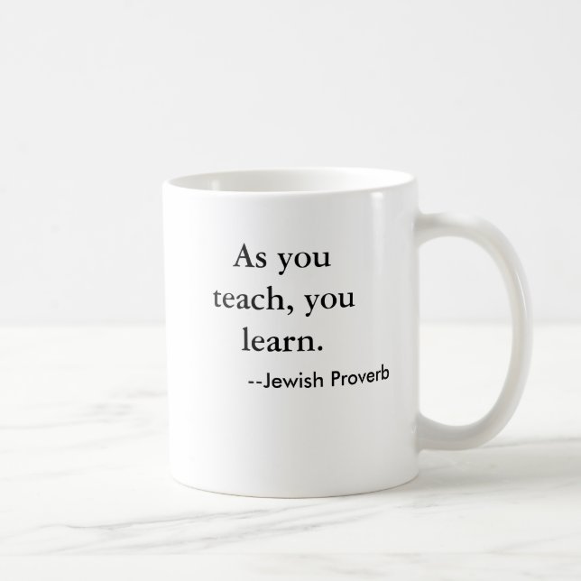 Caneca De Café Como você ensina, você aprende. , —Provérbio judai (Direita)