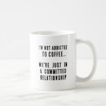 Caneca De Café Comprometido ao Café Funny<br><div class="desc">Engraçado texto baseado em design com frase engraçada,  não sou viciado em café,  estamos apenas numa relação comprometida.</div>