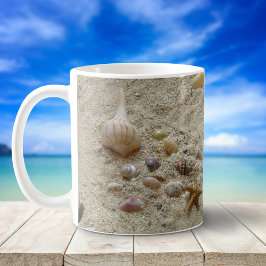Caneca De Café Conchas Na Areia De Praia
