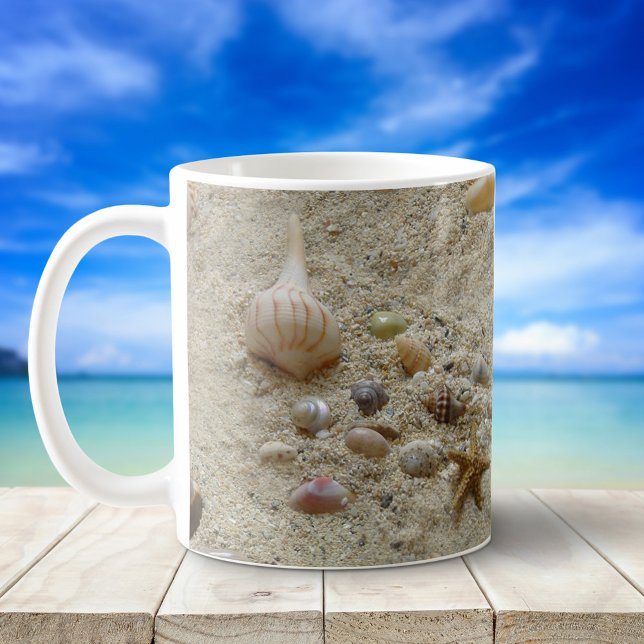 Caneca De Café Conchas Na Areia De Praia (Criador carregado)