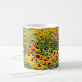 Caneca De Café Coneflowers ao longo de um caminho