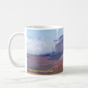 Caneca De Café cones de cinza e montanhas na cratera de haleakala