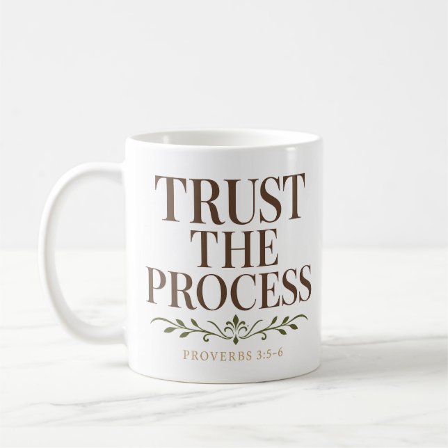 Caneca De Café Confie no Processo Devocional Diário de Fé (Esquerda)