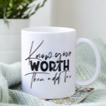 Caneca De Café Conheça a sua citação motivacional inspiracional<br><div class="desc">Saiba seu valor A citação motivacional Inspiracional apresenta o moderno script preto da caligrafia com o engraçado ditado positivo "Conheça seu valor e depois adicione impostos". Projetado pelo Evco Studio www.zazzle.com/store/evcostudio</div>