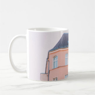 CANECA DE CAFÉ CONSTRUÇÃO DE CONCRETOS BRANCOS E LARANJAS