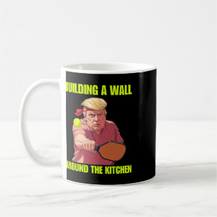 Caneca De Café Construindo Uma Parede Em Torno Da Cozinha Trump P