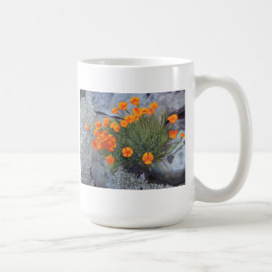 Caneca De Café Copo com belas artes das papoilas entre as rochas