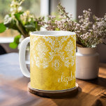 Caneca De Café Cor damasco de Grunação Amarela com Texto Personal<br><div class="desc">Um padrão de vintage com um design de tendência com cores de tom de joia e elegância. Os itens são mais fáceis de personalizar quando você substitui todos os textos e fotos primeiro. Se a sua arte ainda precisar ser ajustada, clique no botão Personalizar este. Isso vai levá-lo a uma...</div>